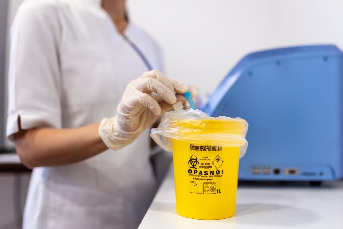 Profissional no manejo de resíduos de serviços de saúde