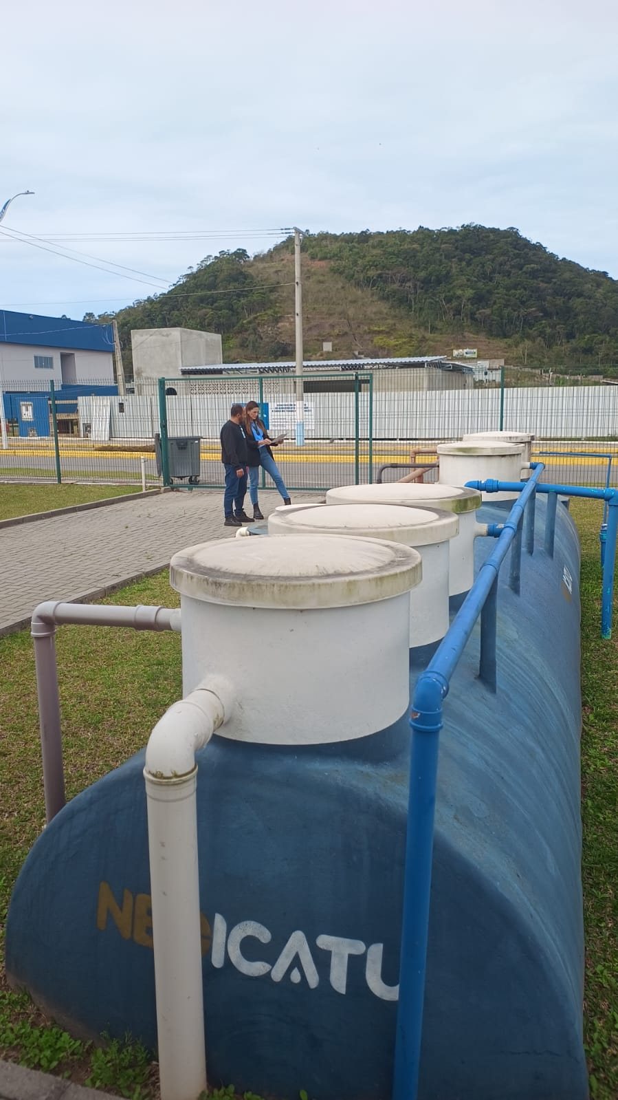 Reatores e tanques de uma estação de tratamento de efluentes